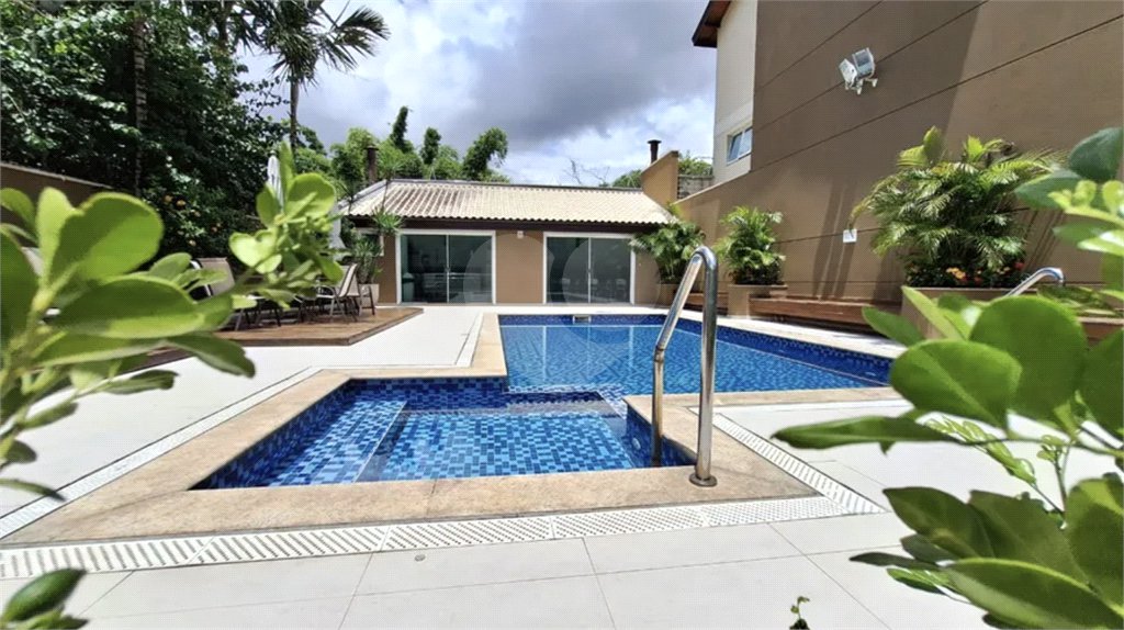 Casa à venda com 5 quartos, sendo 2 suítes,  no condomínio Floradas da Serra, São Paulo - SP