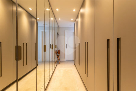 Apartamento à venda com 3 suítes em Moema, São Paulo, SP