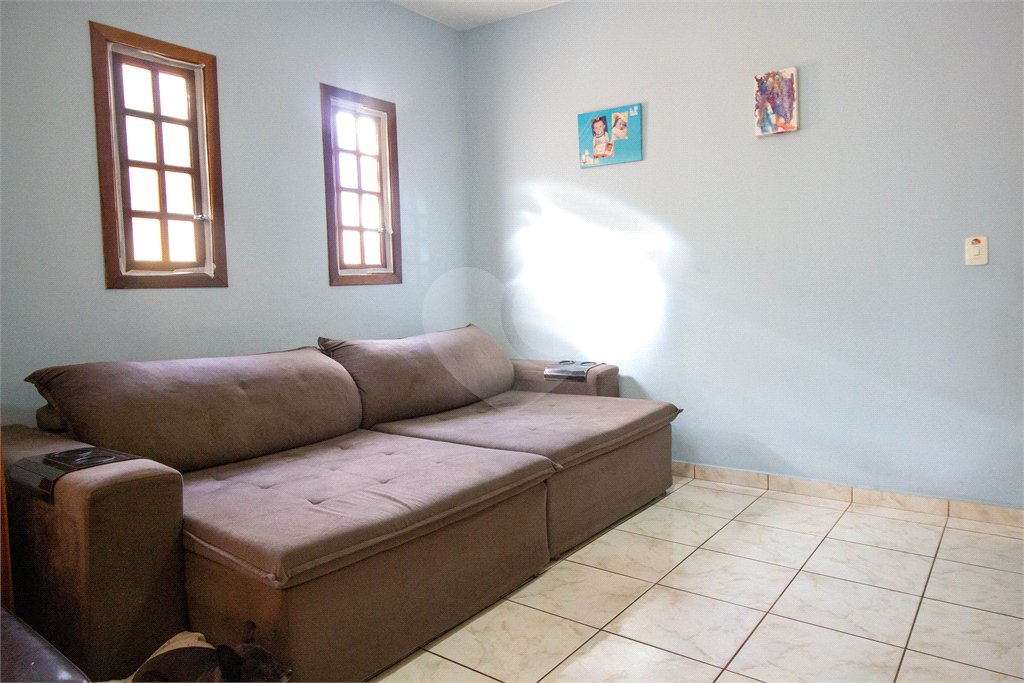 Sobrado à venda com 4 quartos, sendo 1 suíte,  em Vila Aguiar, São Roque, SP