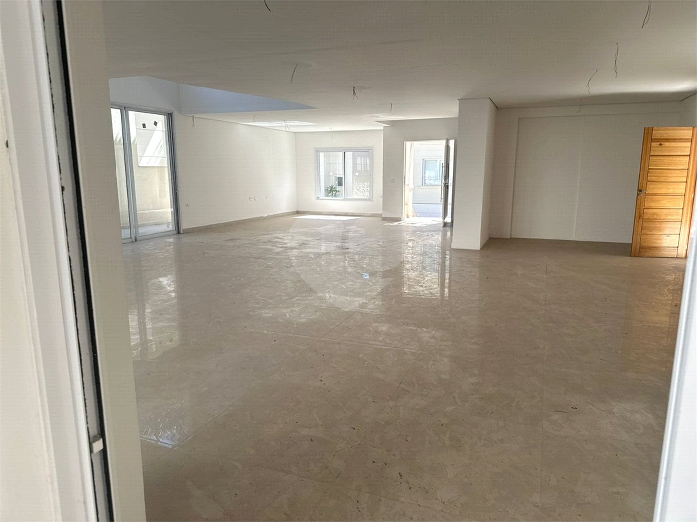 Casa à venda com 4 suítes no condomínio Villaggio Houda, São Paulo - SP