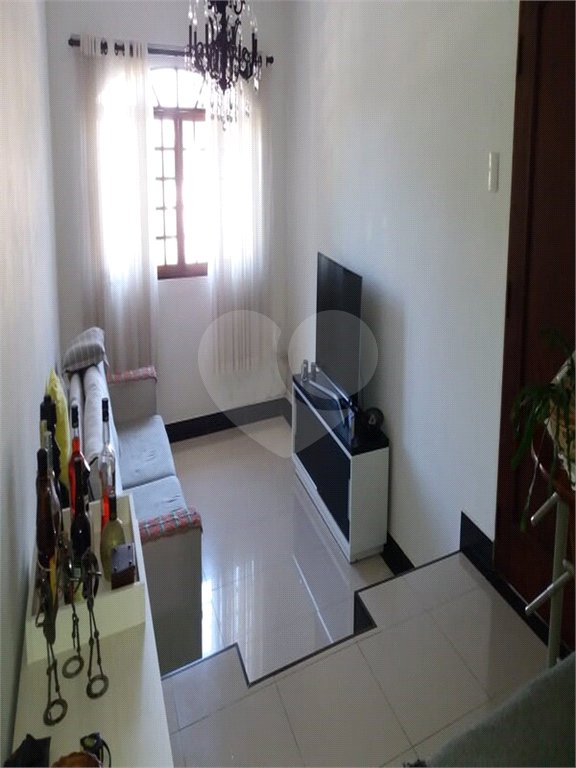 Sobrado à venda com 4 quartos, sendo 3 suítes, em Vila Irmãos Arnoni, São Paulo, SP