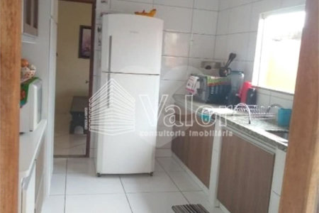 Casa Térrea com 3 dormitórios, sendo 1 suíte.
