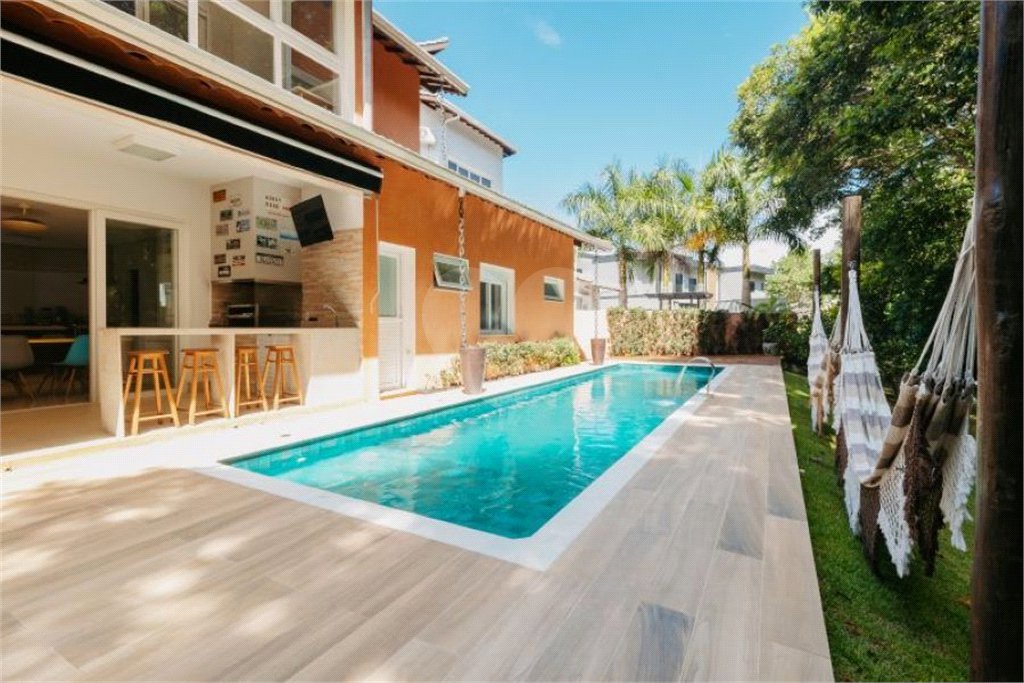 Casa à venda com 5 quartos, sendo 4 suítes, no condomínio Figueira Garden, Atibaia - SP