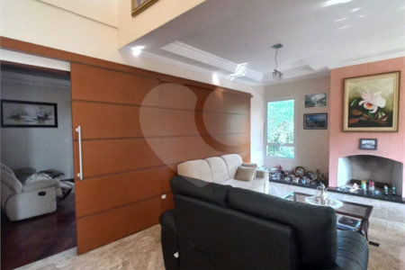 Sobrado à venda com 3 quartos, sendo 2 suítes, em Aruã, Mogi das Cruzes, SP