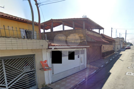 Sobrado à venda com 3 quartos no Centro, Poá, SP