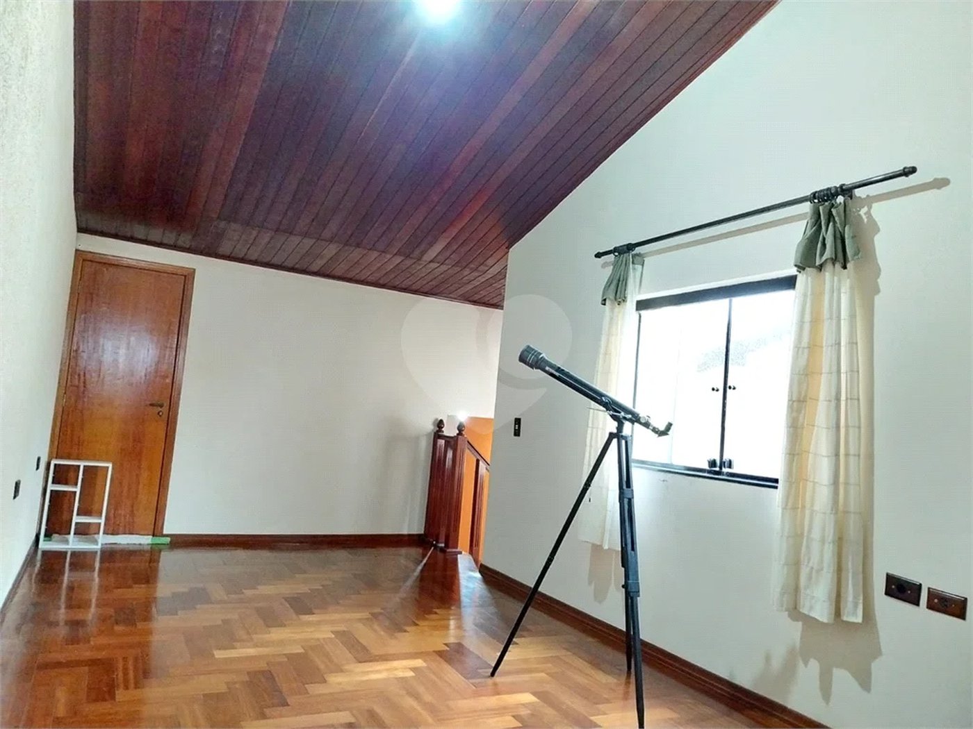 Casa com 324m², 4 dormitórios, sendo 1 suíte, 4 vagas, à venda no Jardim Las Vegas em Santo André.