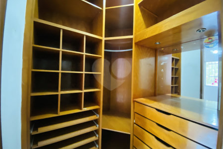 Sobrado à venda com 4 quartos, sendo 1 suíte, em Vila Gilda, Santo André, SP