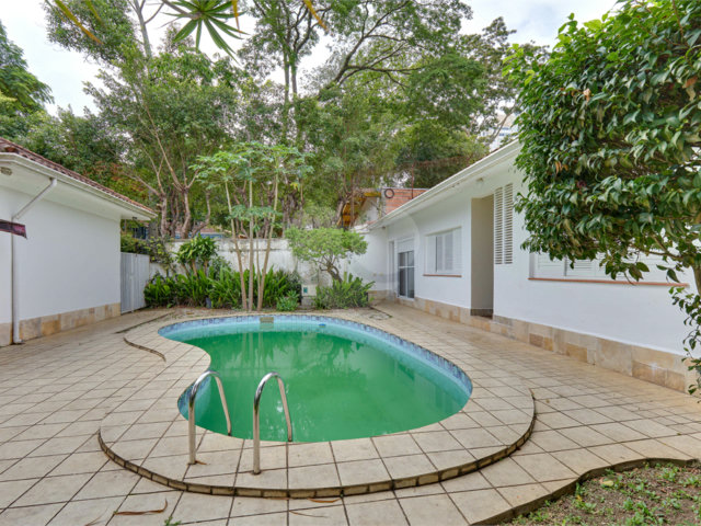 Casa Térrea à venda ou para alugar com 5 quartos, sendo 2 suítes,  em Granja Julieta, São Paulo, SP