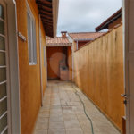Casa para alugar com 3 quartos, sendo 1 suíte, no condomínio Santa Mônica, Atibaia - SP