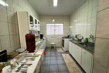 Ampla casa no condomÍnio Parque Fehr, contendo: