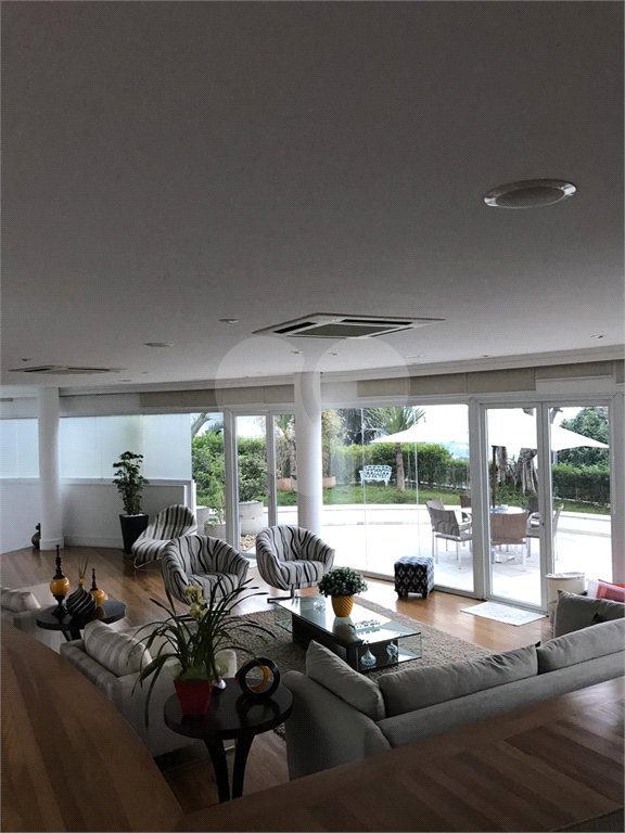 Casa à venda com 4 quartos, sendo 8 suítes, no condomínio Residencial Jd. Ibiratiba, São Paulo - SP