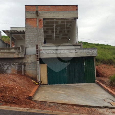 Casa à venda com 3 quartos, sendo 1 suíte,  no condomínio Residencial Club Entresseras, Santa Isabel - SP