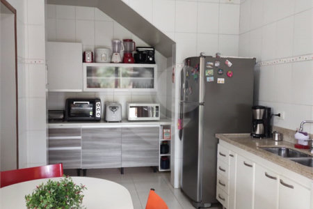 Casa à venda com 4 quartos, sendo 2 suítes, no condomínio Fazendinha Chácara Vale do Rio Cotia, Carapicuíba - SP