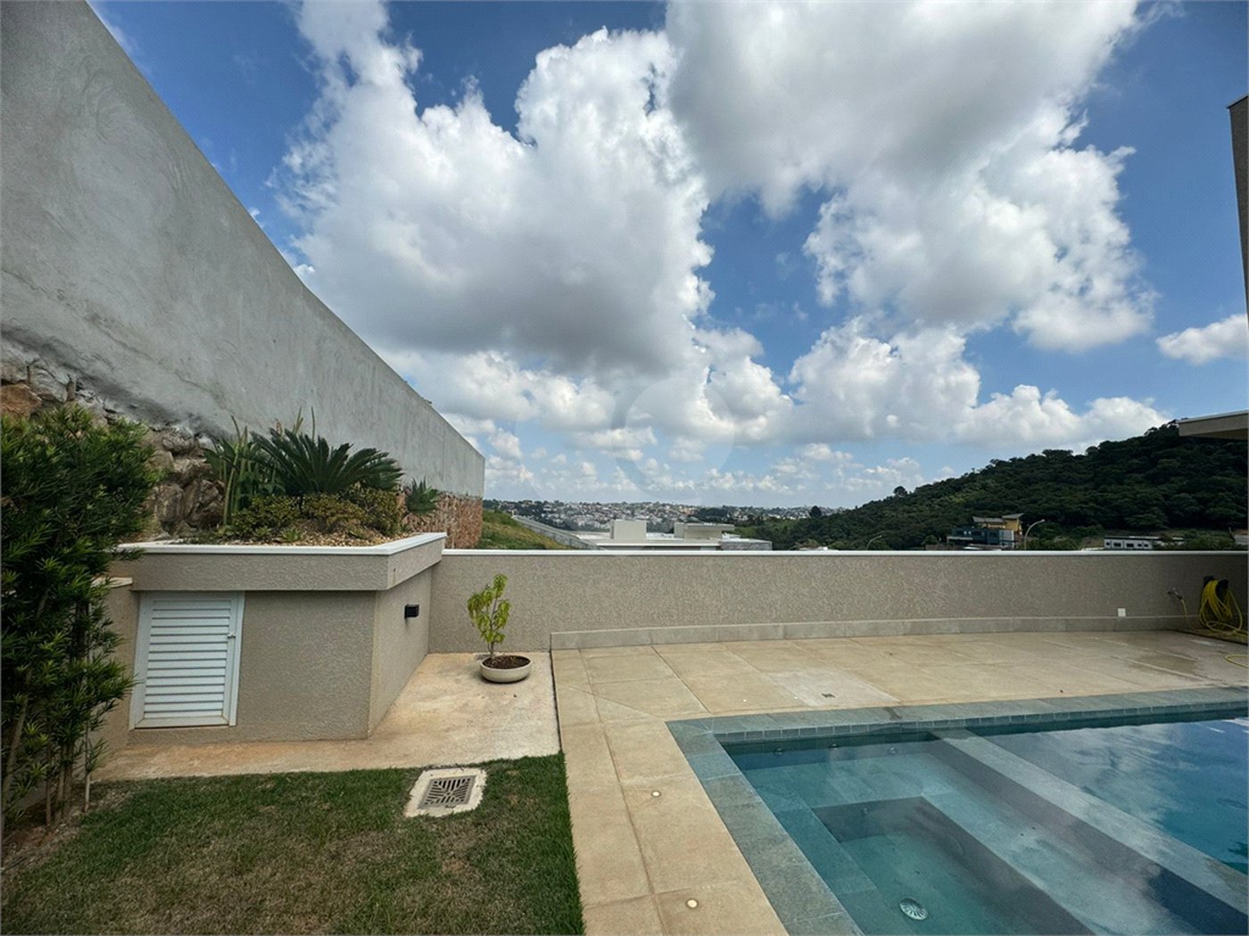 Casa à venda com 4 suítes no condomínio Itaporã, Atibaia - SP
