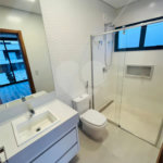 Casa à venda com 4 quartos, sendo 3 suítes, no condomínio Real Park Arujá, Arujá - SP