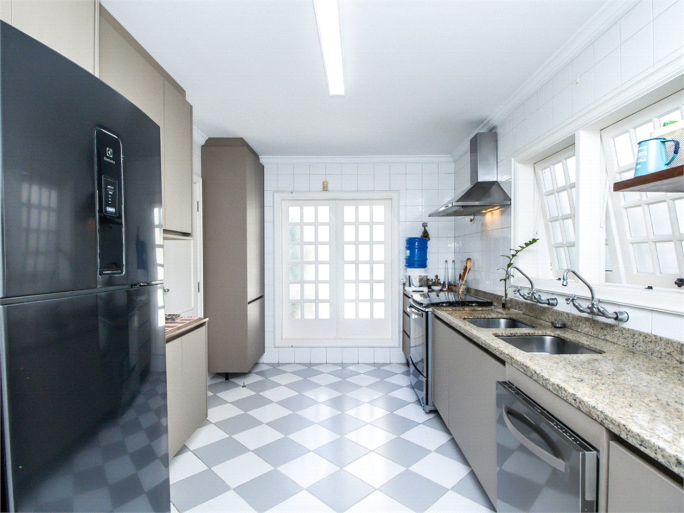 Casa à venda com 5 quartos, sendo 4 suítes, no condomínio Bounganville, São Paulo - SP