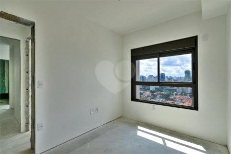 Apartamento à venda com 4 quartos, sendo 2 suítes,  em Jardim das Acácias, São Paulo, SP