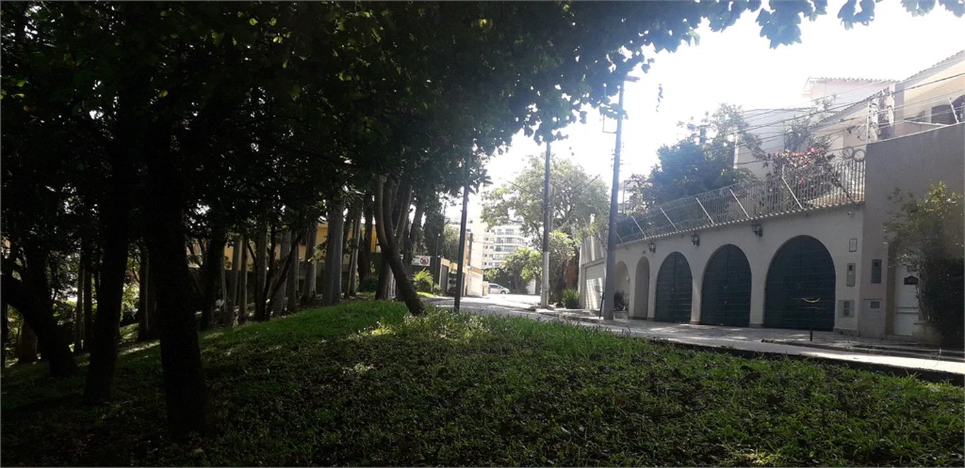 Casa à venda com 3 quartos, sendo 2 suítes,  em Jardim Leonor, São Paulo, SP