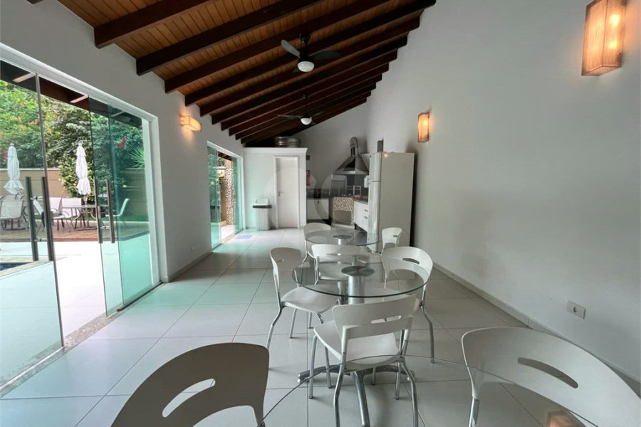 Casa à venda com 4 quartos, sendo 2 suítes, no condomínio Floradas da Serra, São Paulo - SP