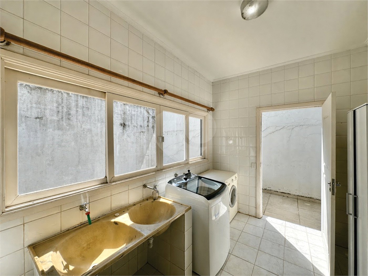 Casa à venda com 4 quartos, sendo 2 suítes,  no condomínio Granja Vianna II, Cotia - SP