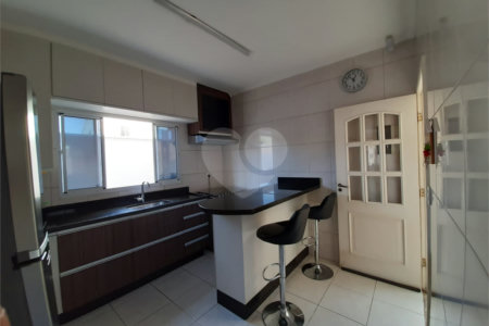 Sobrado à venda com 3 quartos, sendo 1 suíte, em Vila Suissa, Mogi das Cruzes, SP