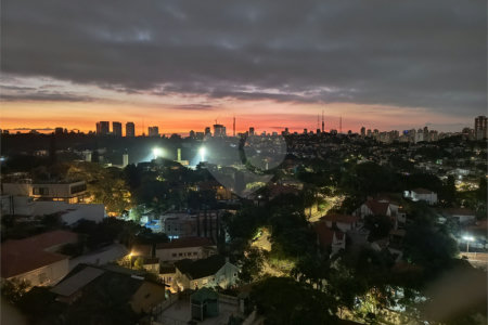 Este amplo apartamento de 290 m², completamente reformado, reúne sofisticação,
