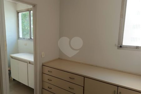 Apartamento à venda com 3 quartos, sendo 1 suíte, em Moema, São Paulo, SP