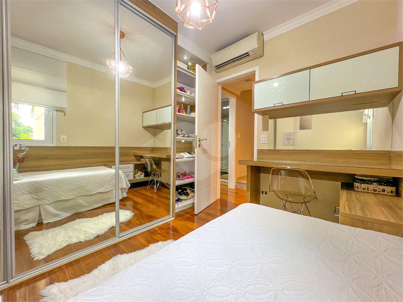 Casa à venda com 4 quartos, sendo 2 suítes,  no condomínio Floradas da Serra, São Paulo - SP