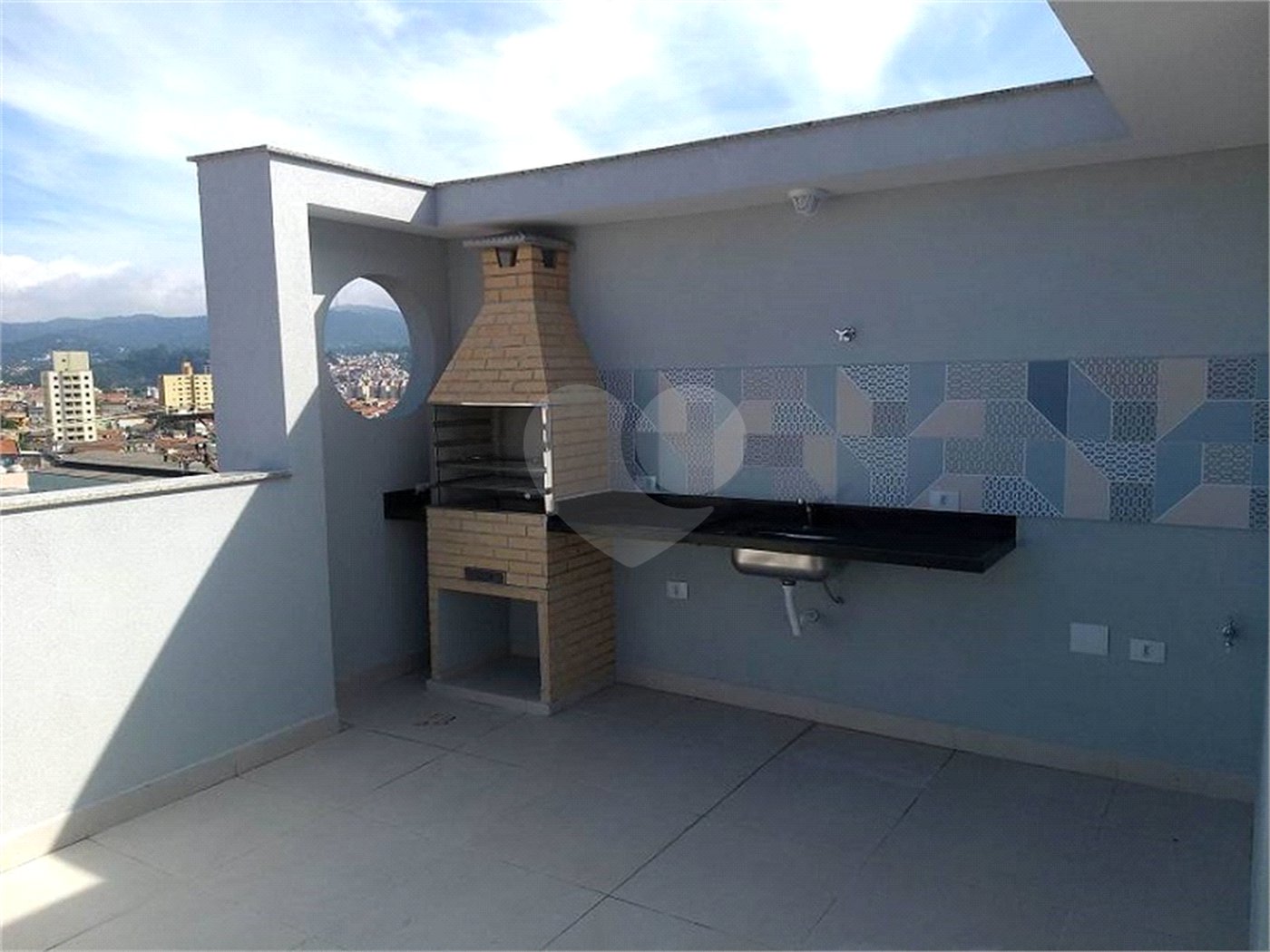 Casa à venda com 3 quartos, sendo 1 suíte, no condomínio Parque Vitória, São Paulo - SP