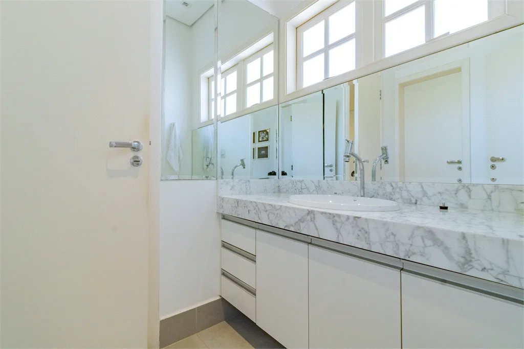 Casa à venda com 7 quartos, sendo 5 suítes, em Morumbi, São Paulo, SP