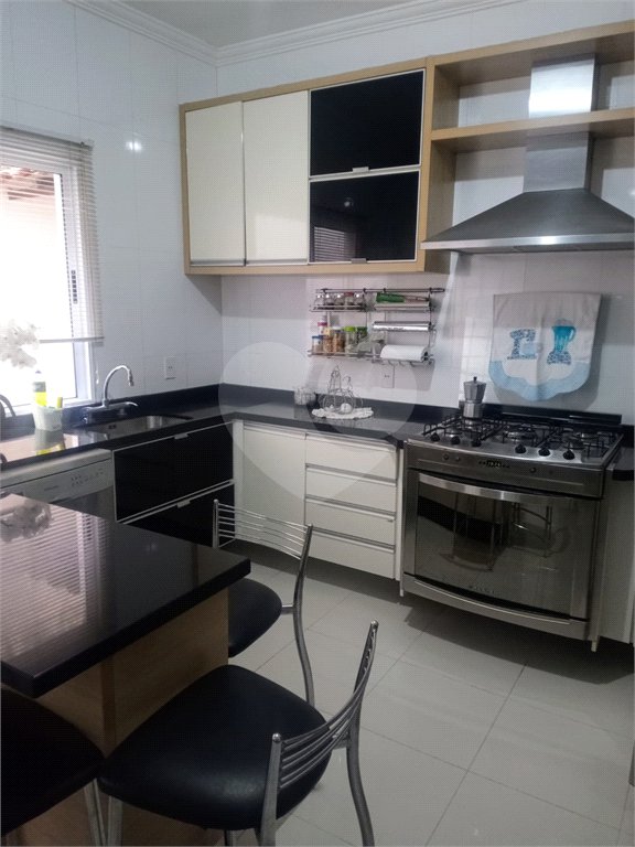 Sobrado à venda com 3 quartos, sendo 1 suíte, no Centro, Biritiba-mirim, SP