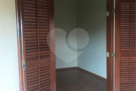 Casa à venda com 3 quartos, sendo 1 suíte,  no condomínio Marf II, Bom Jesus dos Perdões - SP