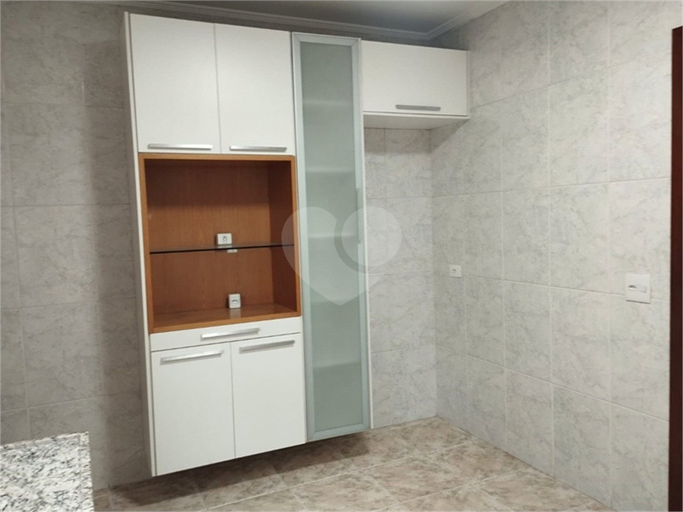 Casa à venda com 3 quartos, sendo 1 suíte, no condomínio Residencial Jardim das Palmas, São Paulo - SP
