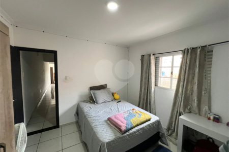 Sobrado à venda com 3 quartos, sendo 1 suíte, em Lopes de Oliveira, Sorocaba, SP
