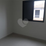 Apartamento VENDER com 44m2, com 2 quartos, banheiro, sala integrada à cozinha e 1 vaga de garagem