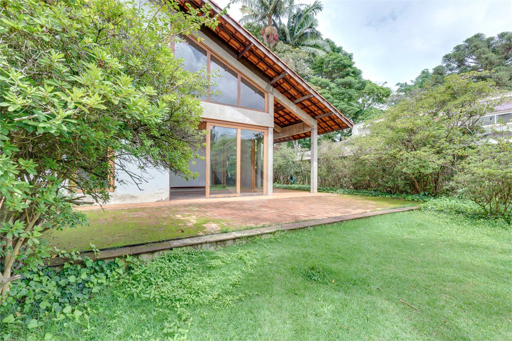 Sobrado à venda ou para alugar com 5 quartos, sendo 2 suítes, em Jardim Cordeiro, São Paulo, SP