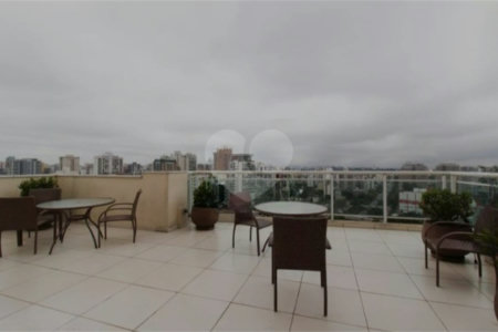 Apartamento com dois dormitórios sendo um climatizado, com duas vagas de garagem.