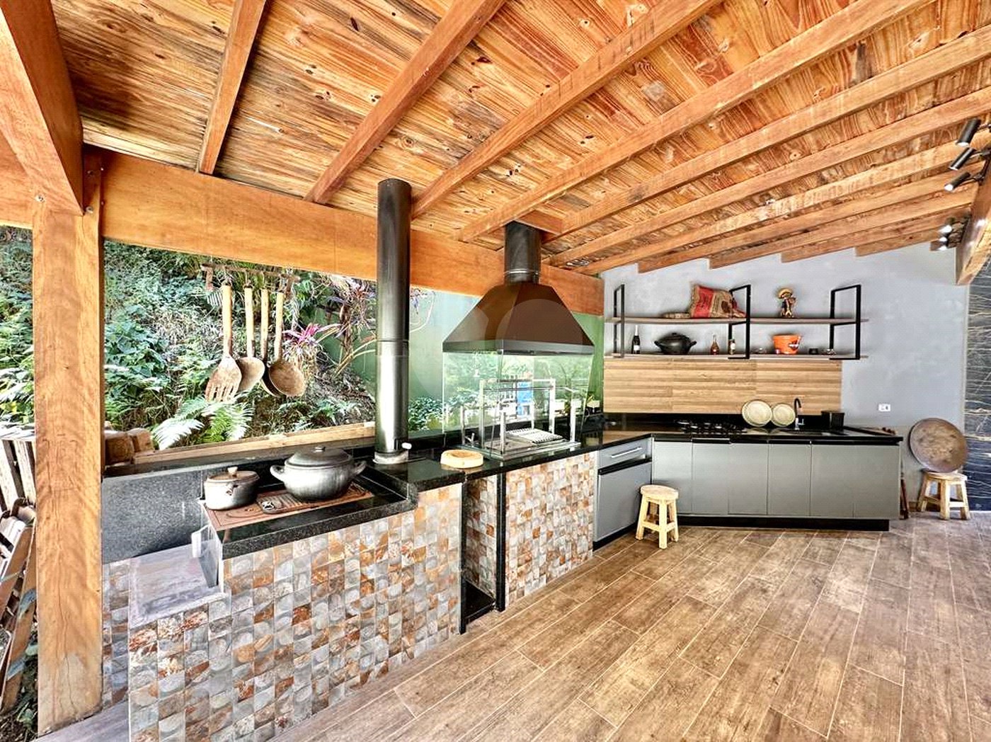 Casa à venda com 4 quartos, sendo 3 suítes, no condomínio Vilarejo, Carapicuíba - SP