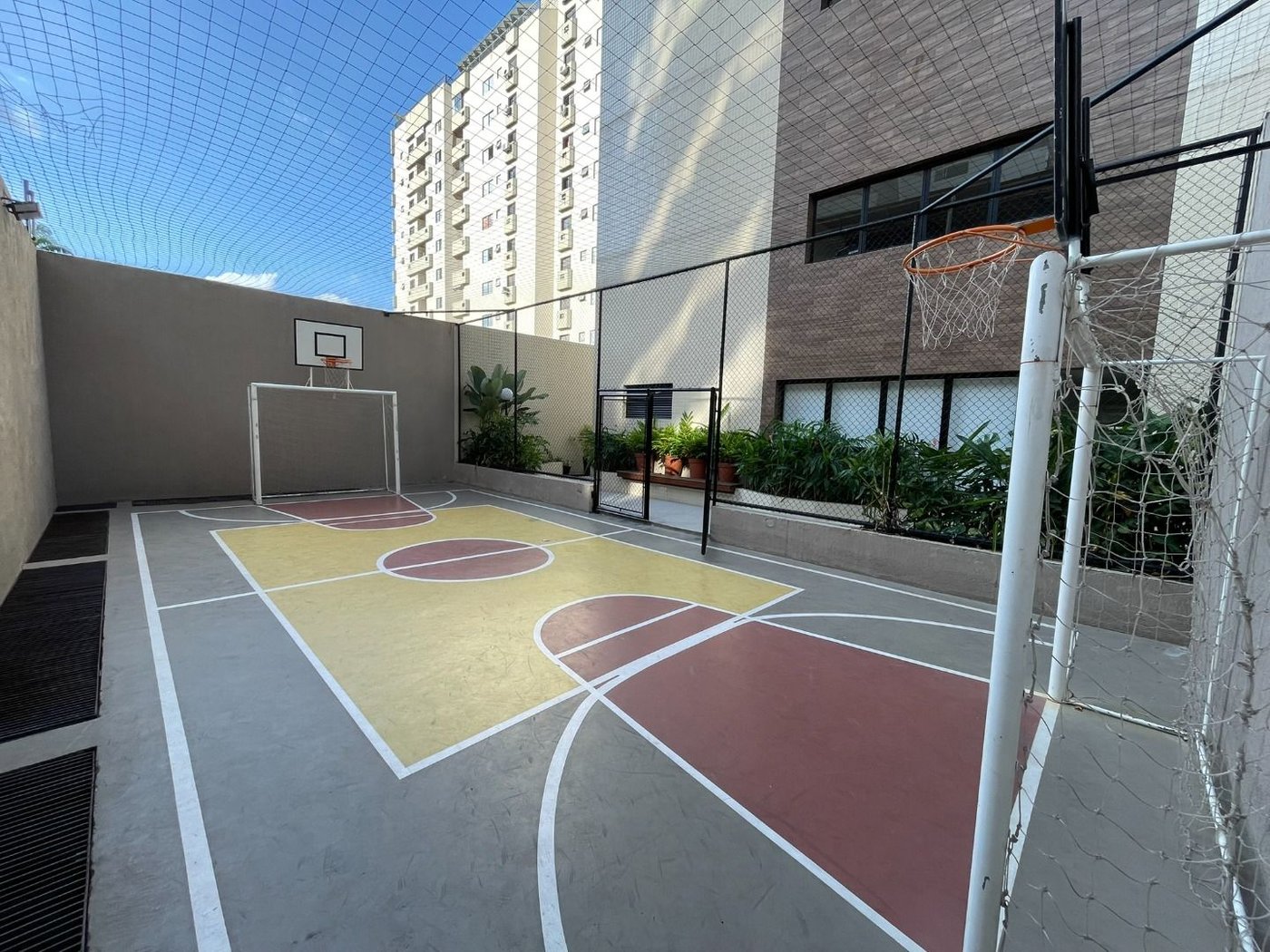 Apartamento 2 dormitórios (1 suíte), porteira fechada, 1 vaga demarcada, no José Menino, Santos