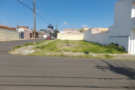 Terreno plano com boa localização no Cruzeiro do Sul .