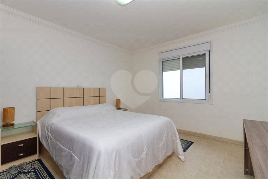 Casa Sobrado à venda com 342 m², 3 dormitórios, sendo 2 suítes, 4 vagas na Vila Mariana - São Paulo.
