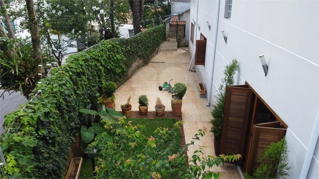 Lindo sobrado, possui 3 dormitórios, sendo 1 suíte master com sacada, banheira, e 4 vagas