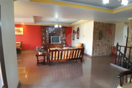 Casa à venda com 4 quartos, sendo 1 suíte, em Bangu, Rio de Janeiro, RJ
