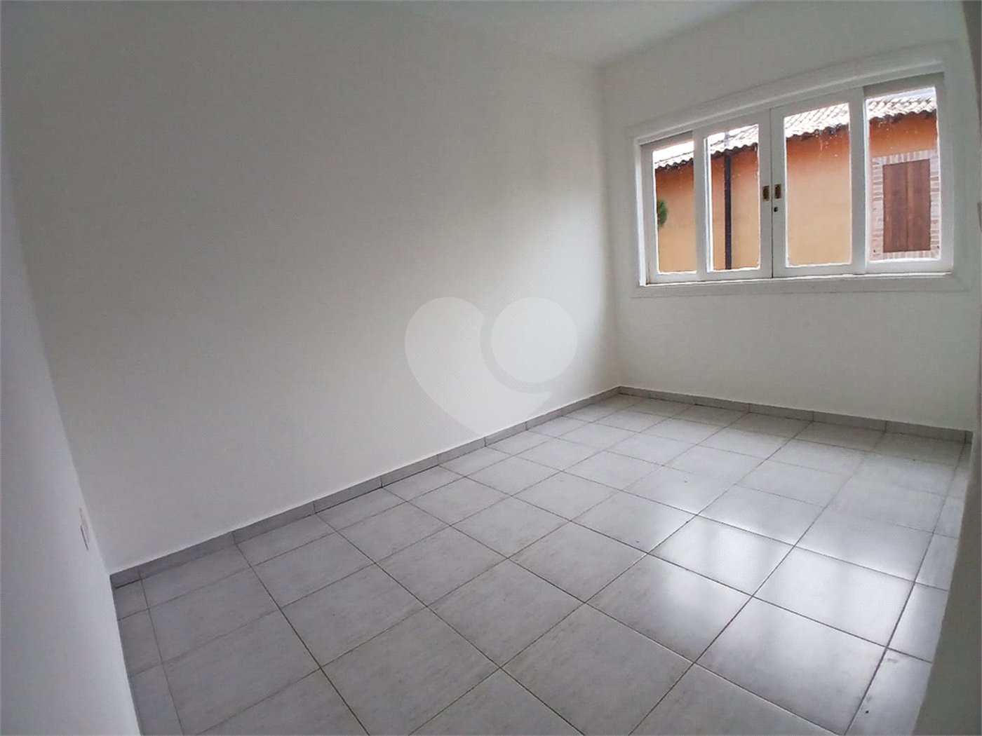 Casa à venda com 4 quartos, sendo 2 suítes, no condomínio Flamboyant, Atibaia - SP