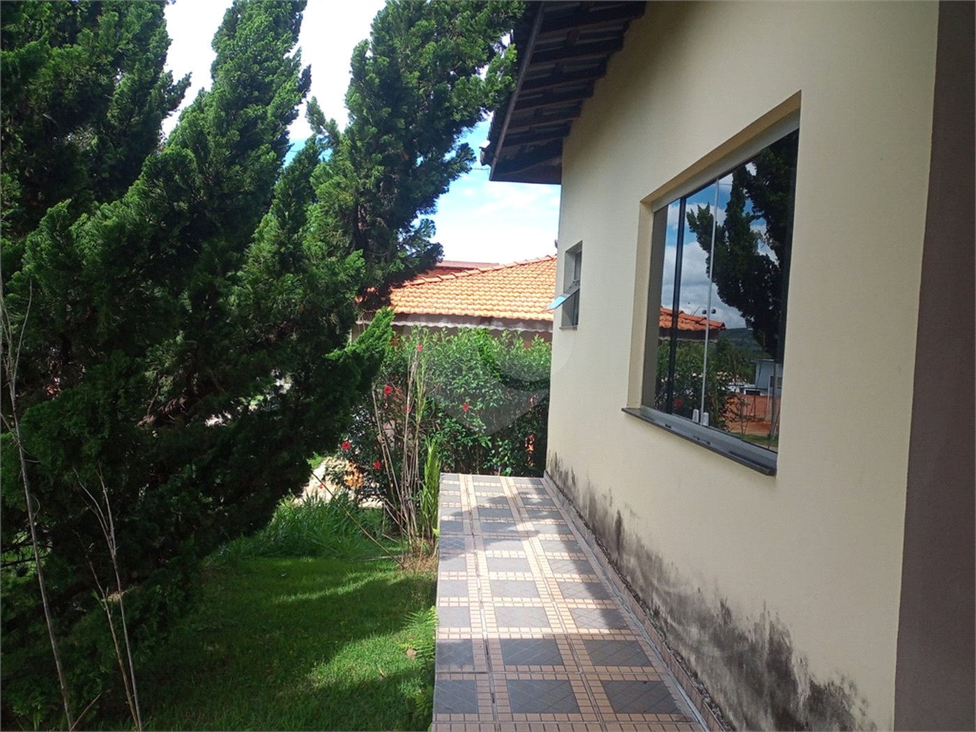 Casa à venda com 4 quartos, sendo 1 suíte,  no condomínio Village da Serra, Araçoiaba da Serra - SP