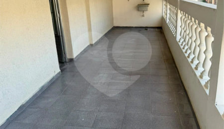 Sobrado à venda com 4 quartos em Vila Zat, São Paulo, SP