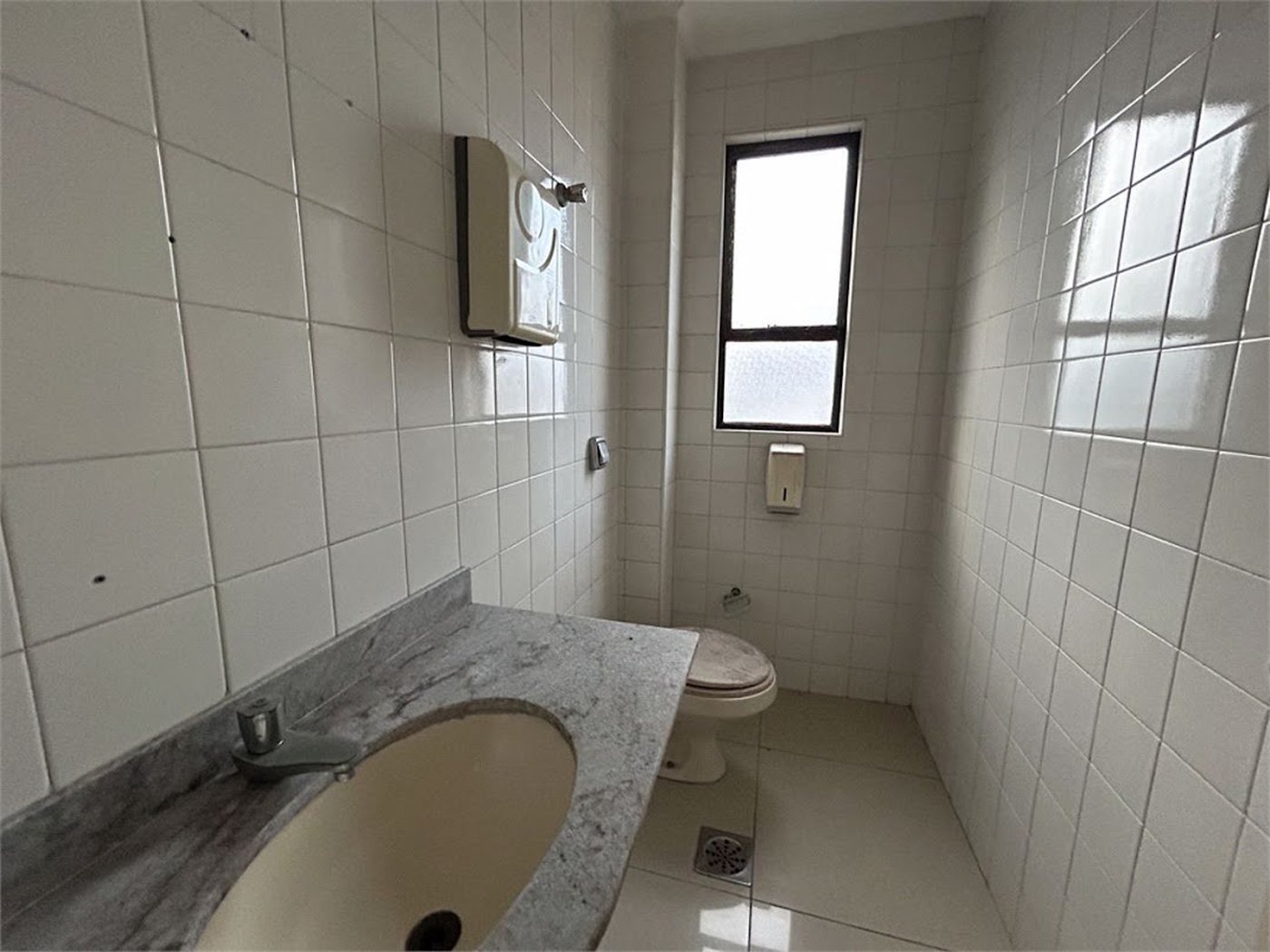 Sala Comercial à Venda no Gonzaga – Avenida Ana Costa – Santos/Sp