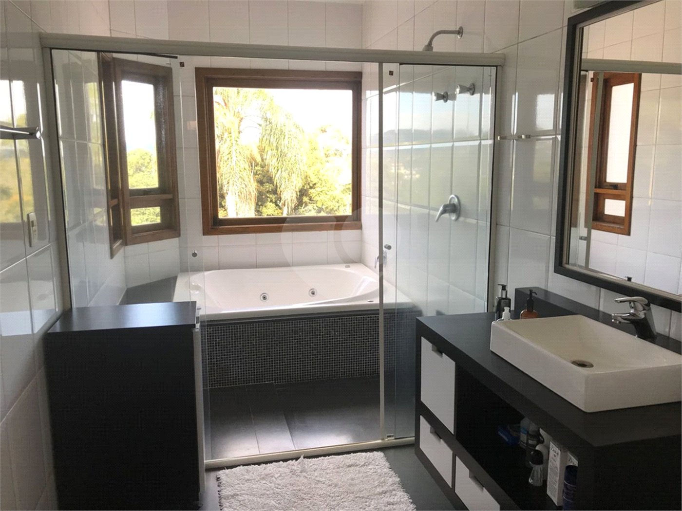 Casa à venda com 4 quartos, sendo 3 suítes, no condomínio Alpes da Cantareira, Mairiporã - SP