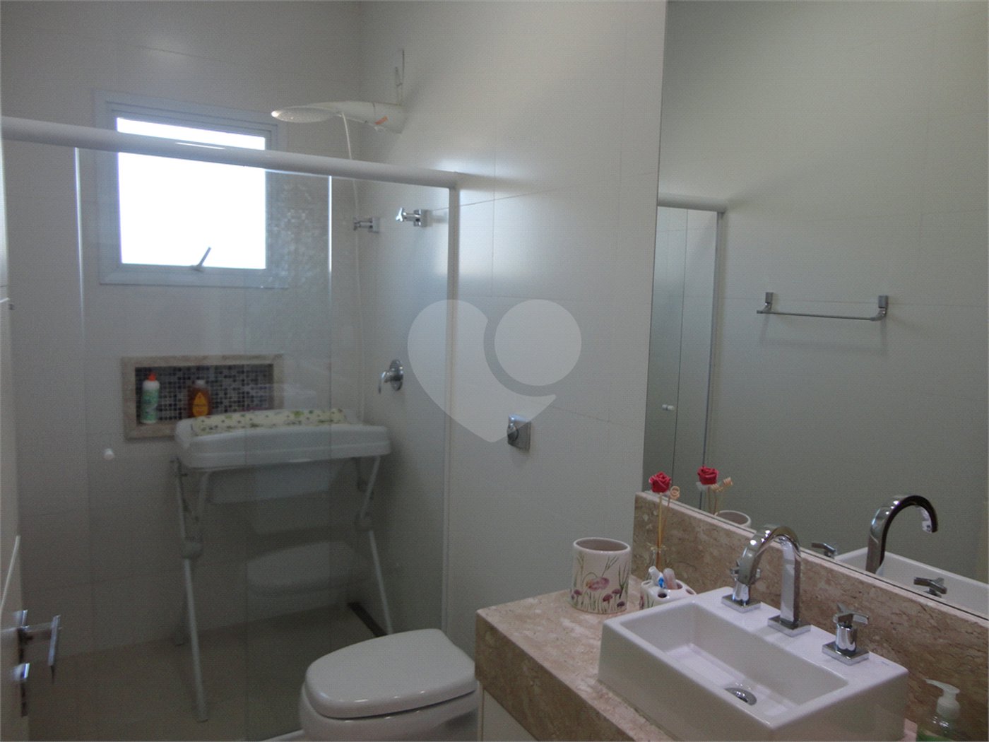 Casa à venda com 3 quartos, sendo 2 suítes, no condomínio Águas da Serra, Valinhos - SP