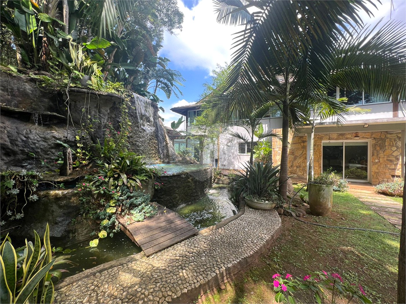 Casa à venda com 6 quartos, sendo 5 suítes, no condomínio Alpes da Cantareira, Mairiporã - SP